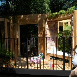 Ganz in Holz - Wohnzimmer auf dem Balkon