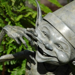 Skulptur - Kobold mit Raupe
(Chelsea Flower Show 2019)